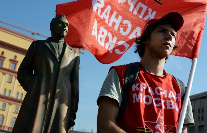 AFP/„Scanpix“ nuotr./Rusijos komunistų partijos rėmėjas prie F.Dzeržinsko paminklo 