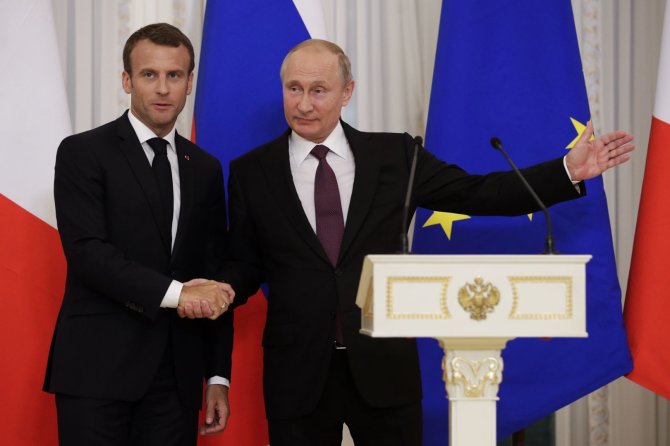 „Scanpix“/AP nuotr./Vladimiro Putino ir Emmanuelio Macrono susitikimas Sankt Peterburge