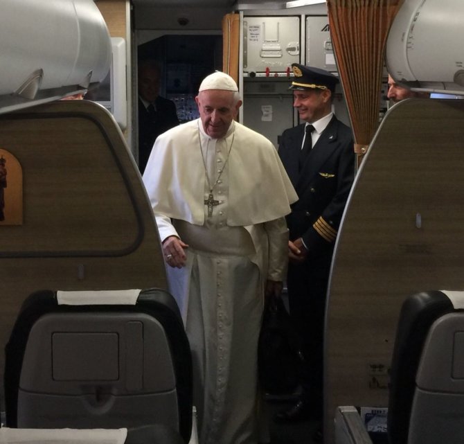 Vatikano spaudos tarnybos nuotr./Popiežius Pranciškus lėktuve, skrendančiame į Lietuvą