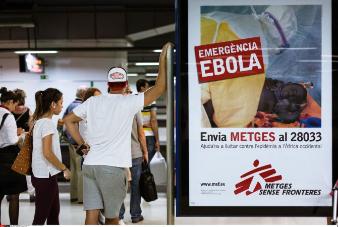„Scanpix“/„SIPA“ nuotr./Barselonos oro uoste esantis plakatas, perspėjantis apie Ebolos viruso grėsmę