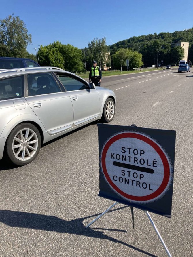 Kauno apskrities policijos nuotr./Akimirkos iš ilgąjį savaitgalį Kauno policijos surengtų vairuotojų patikrų