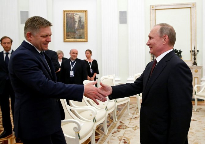 „Reuters“/„Scanpix“ nuotr./Robertas Fico ir Vladimiras Putinas