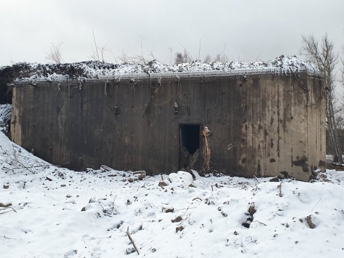 Laisvūno Kavaliausko nuotr./Tvarkant žemės sklypą netoli Palangos miesto civilinių kapinių statybininkai atkasė Antrojo pasaulinio karo bunkerį.