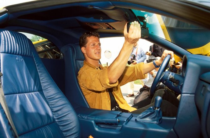 carpassion.com nuotr./Michaelis Schumacheris „Bugatti EB110“ automobilyje