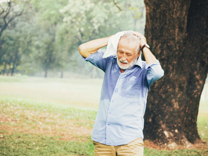 Shutterstock nuotr./Vyresnis vyras per karščius