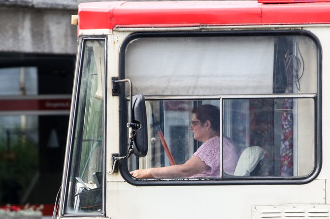 Juliaus Kalinsko/15min.lt nuotr./Anot valdininkų, troleibusų vairuotojai noriai persikvalifikuoja ir sės prie autobusų vairo.