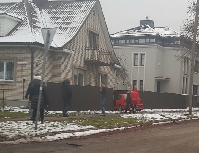 Justino Barakausko nuotr. /Kaune į tvorą rėžėsi BMW.