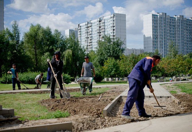 „Scanpix“/„RIA Novosti“ nuotr./Imigrantai dirba viename iš Maskvos rajonų