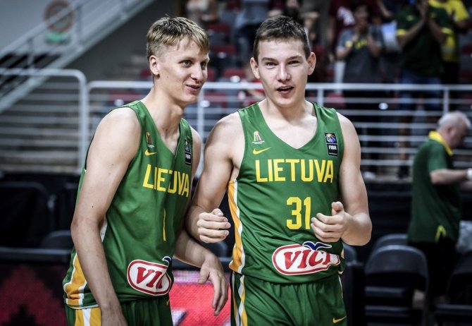 FIBA.com nuotr./Arnas Adomavičius ir Rokas Jokubaitis