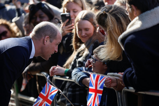 „Scanpix“ nuotr./Laukiančiuosius eilėje prie Elizabeth II karsto aplankė karalius Charlesas III ir princas Williamas