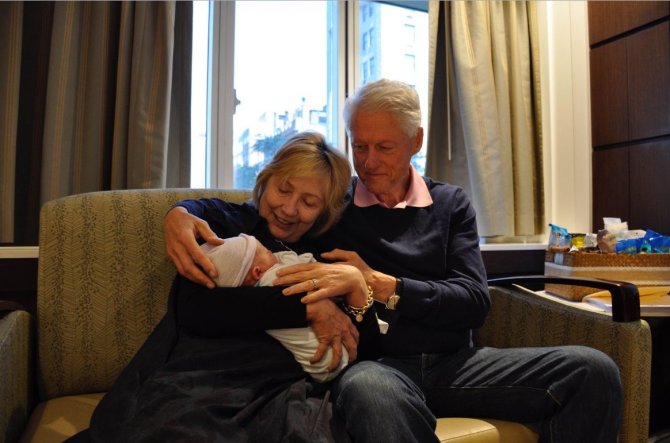 „Twitter“ nuotr./Hillary ir Billas Clintonai su anūku Aidanu