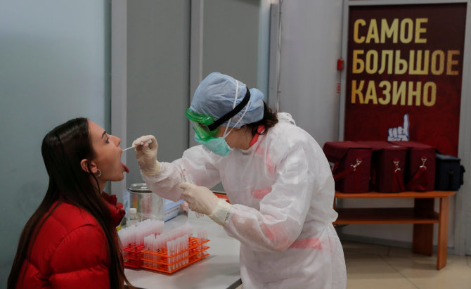 „Reuters“/„Scanpix“ nuotr./Koronaviruso testas Baltarusijoje