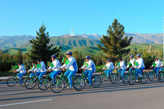 tdh.gov.tm nuotr./Antradienį į Turkmėnistano gatves pasileido dviratininkai Pasaulio sveikatos dienos proga