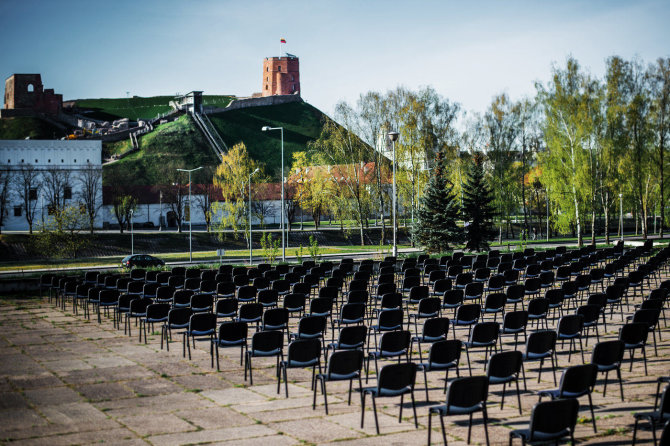 Akcijos organizatorių nuotr./Išrikiuotos kėdės prie Vilniaus koncertų ir sporto rūmų