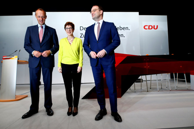 „Reuters“/„Scanpix“ nuotr./Friedrichas Merzas, Annegret Kramp-Karrenbauer ir Jensas Spahnas (iš kairės)