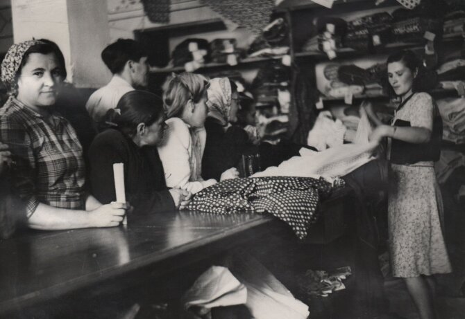 Utenos kraštotyros muziejaus nuotr. / LIMIS/Utenos universalinės parduotuvės audinių skyrius, 1953