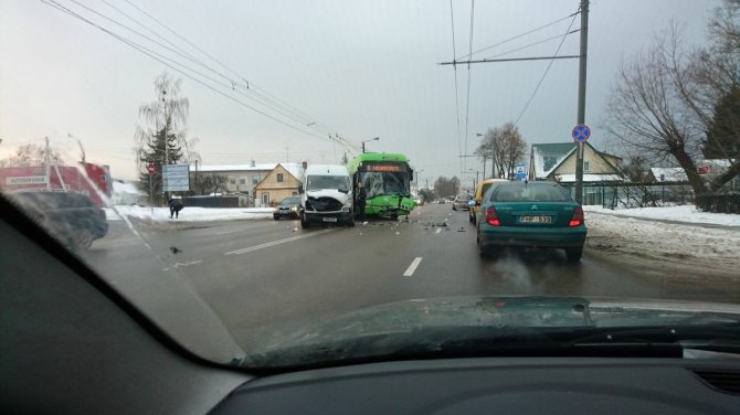 „Facebook“ nuotr./Kaune susidūrė troleibusas ir mikroautobusas: sužalota keleivė