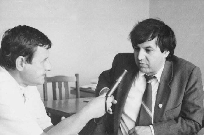 Asmeninio archyvo nuotr./Valeriu Matei. Interviu su Ioanu Adamu, 1990 m.