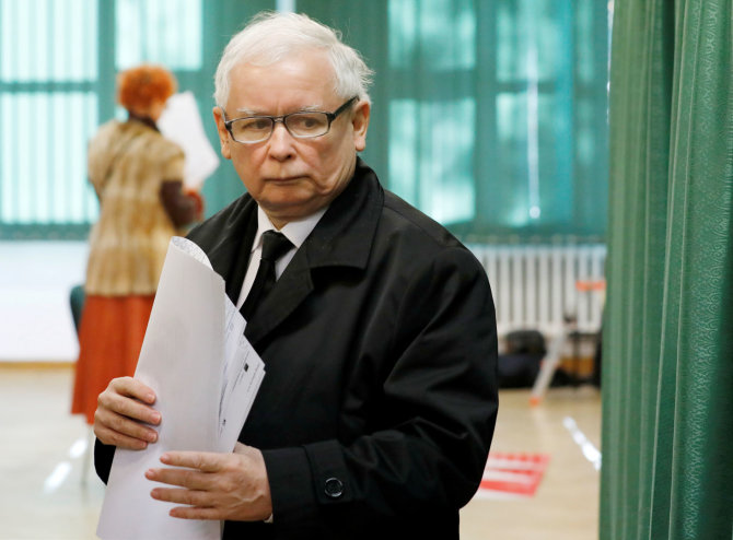 „Reuters“/„Scanpix“ nuotr./Jaroslawas Kaczynskis balsuoja Lenkijos vietos rinkimuose