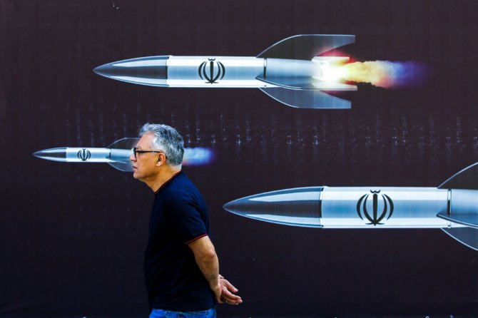 AFP/„Scanpix“ nuotr./Plakatas su Irano raketomis