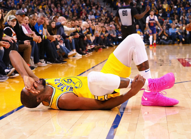„Reuters“/„Scanpix“ nuotr./Kevinas Durantas susižeidė čiurną, o „Warriors“ krito Finikse.