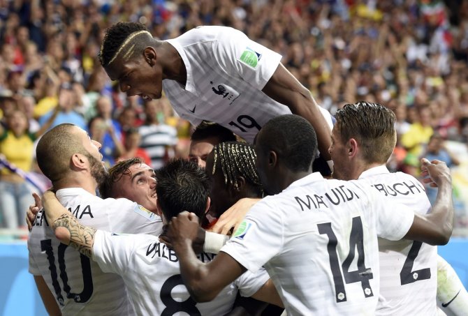 AFP/„Scanpix“ nuotr./Prancūzijos futbolininkai džiaugiasi įvarčiu