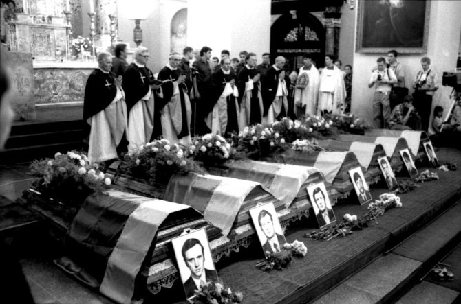 Raimundo Šuikos nuotr./Medininkų pasienio kontrolės poste 1991 m. liepos 31 d. žiauriai nužudytų septynių Lietuvos pareigūnų karstai paskutiniam atsisveikinimui. Arkikatedroje aukojamos Šv. Mišios
