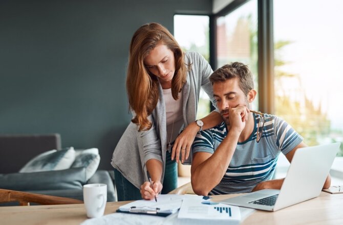 Shutterstock nuotr./Pora aptarinėja finansus.