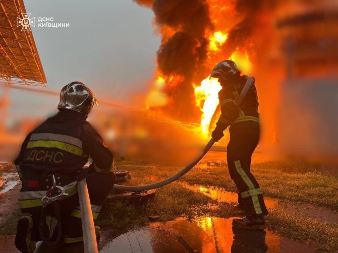Ukrainos valstybinė nepaprastųjų situacijų tarnyba/Po Rusijos atakos – gaisras pramoniniame objekte Kyjivo regione