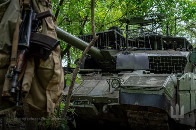 Ukrainos kariai iš 68-osios brigados nuotr./Ukrainos kariai iš 68-osios brigados sėkmingai užėmė vieną moderniausių Rusijos pagrindinių kovos tankų T-90M „Proryv“.