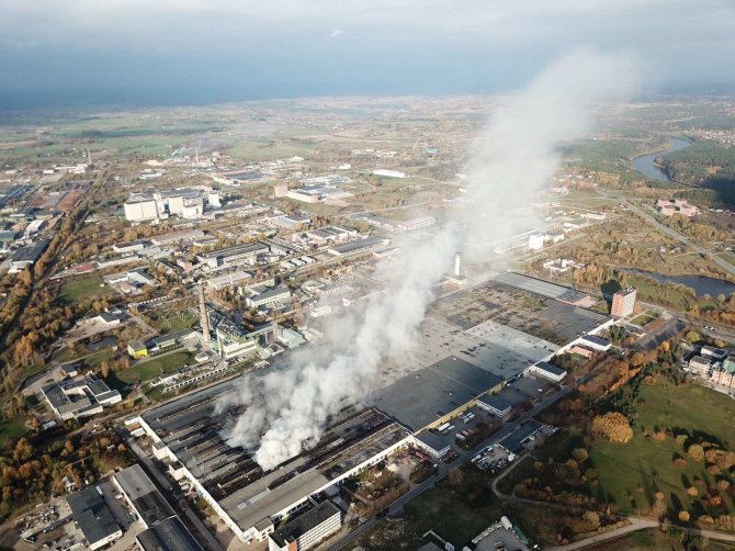 PAGD nuotr./Rūkstantis padangų gamyklos „Ekologistika“ pastatas