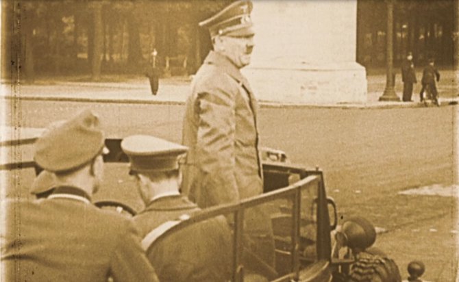 Adolfas Hitleris Paryžiuje / kadras iš filmo „Frankofonija“
