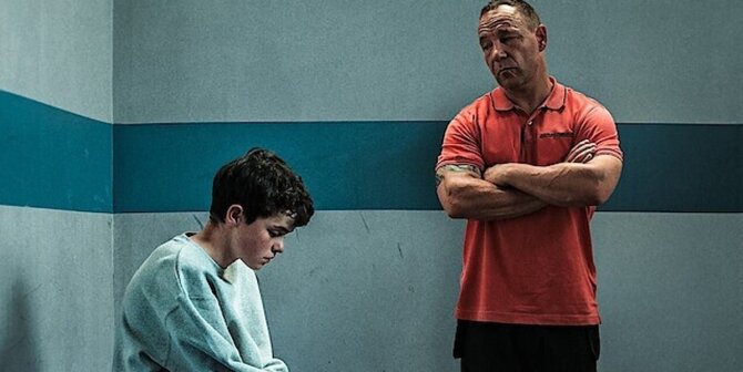 „Netflix“ nuotr./Pagrindinį vaidmenį seriale sukūrė Owenas Cooperis, suvaidinęs 13-metį Jamie. Šalia – jo tėvą įkūnijęs Stephenas Grahamas