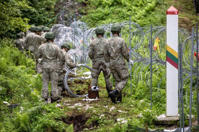 Vidmanto Balkūno / 15min nuotr./Kariai, šalia sienos su Baltarusija, įrengia koncertinos vielos užtvarą