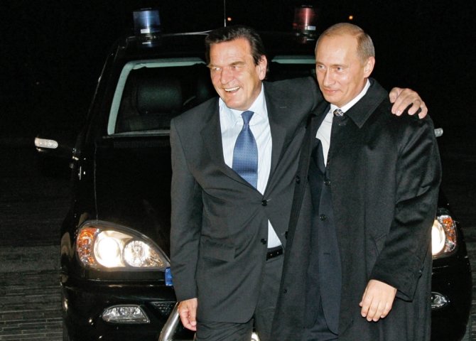 „Reuters“/„Scanpix“ nuotr./Vokietijos kancleris Gerhardas Schroederis ir Rusijos prezidentas Vladimiras Putinas 2005 metais