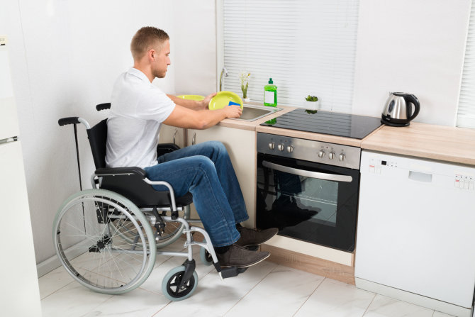 123RF.com nuotr./Žmonėms, turintiems negalią, buityje dažnai reikalinga pagalba