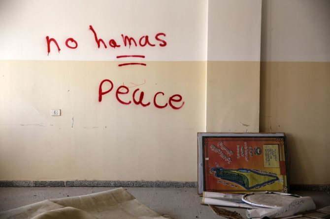 „Reuters“/„Scanpix“ nuotr./Islamistų grupuotę „Hamas“ smerkiantis grafitis Gazos ruože