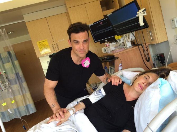 „Twitter“ nuotr./Robbie Williamsas su žmona Ayda Field gimdymo palatoje