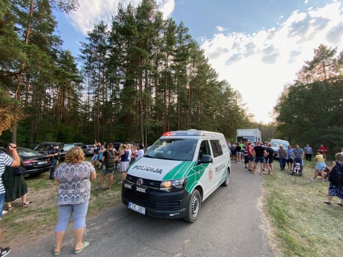 Žygimanto Gedvilos / 15min nuotr./Rūdninkų poligone ruošiantis apgyvendinti migrantus, blokuojamas patekimas į teritoriją