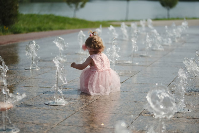 123RF.com nuotr./Mergaitė prie fontanų