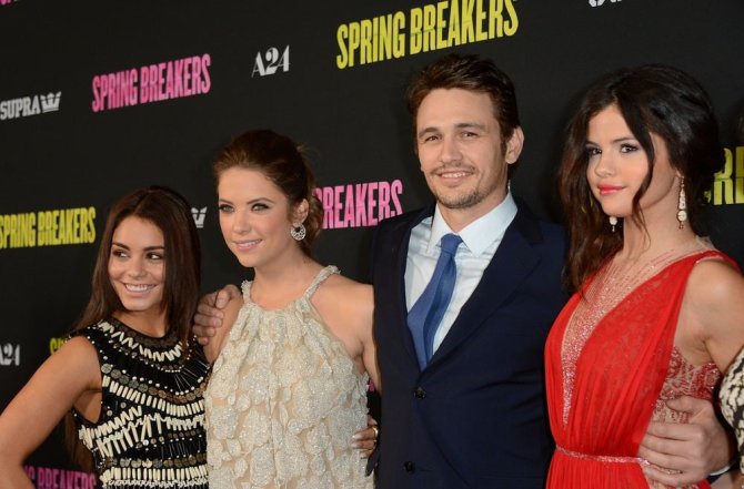 „Scanpix“ nuotr./Jamesas Franco su Vanessa Hudgens (kairėje), Ashley Benson ir Selena Gomez