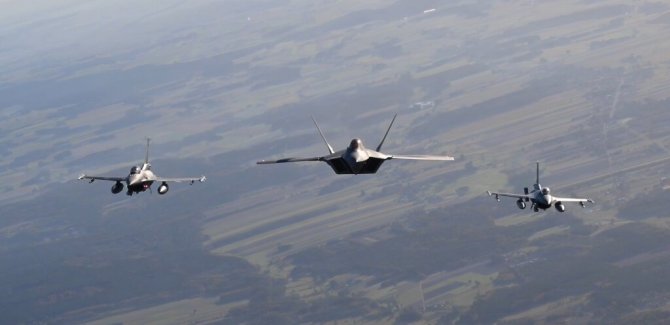 NATO naikintuvai virš Lenkijos /  / US Air Force/Cover Images