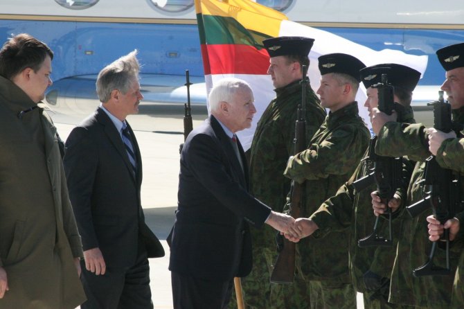 Alvydo Januševičiaus/15min.lt nuotr./JAV senatorius Johnas McCainas Lietuvoje