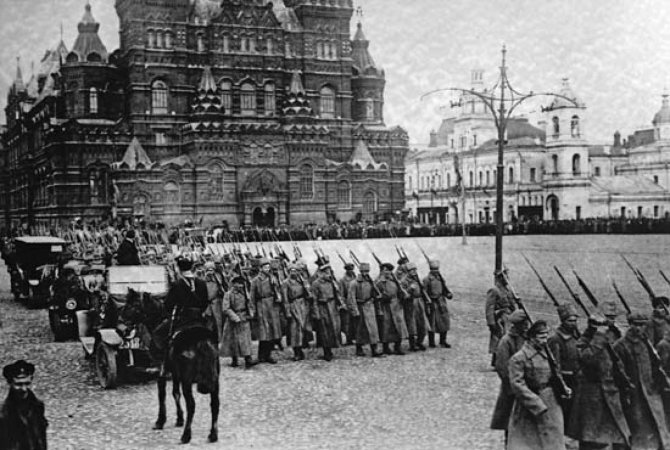 Wikipedijos nuotr./Bolševikų karinės pajėgos 1917 metais