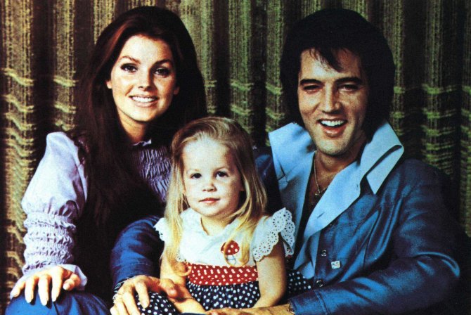 „Scanpix“/„SIPA“ nuotr./Elvis Presley su žmona Priscilla Presley ir dukra Lisa Marie Presley