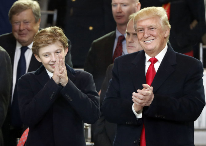 „Scanpix“/AP nuotr./Donaldas Trumpas su sūnumi Barronu
