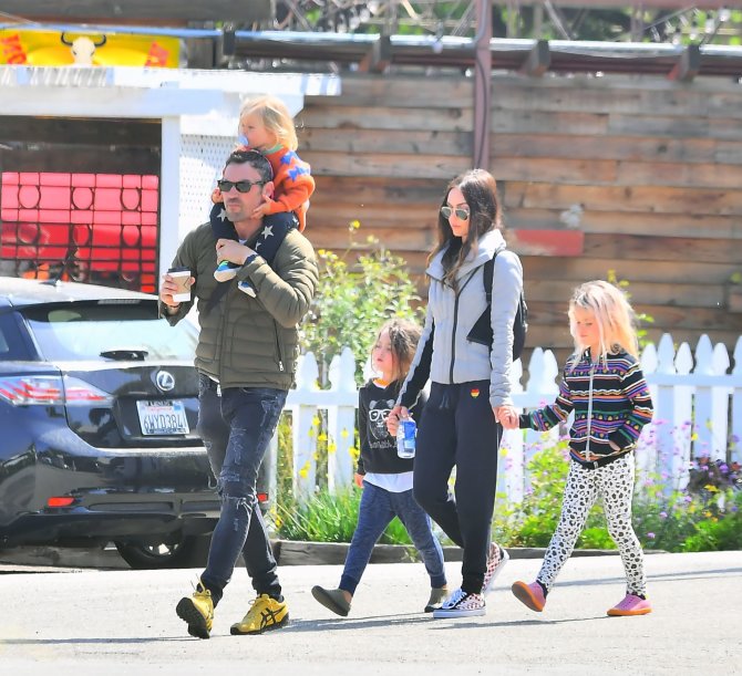 Vida Press nuotr./Megan Fox ir Brianas Austinas Greenas su vaikais