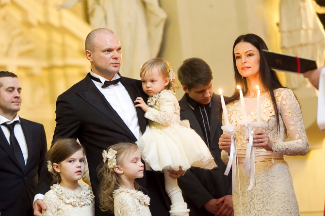 Viganto Ovadnevo/Žmonės.lt nuotr./Jurgita ir Kristupas Krivickai su dukromis Atėne, Elada ir Fausta