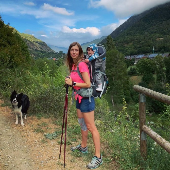 Asmeninio archyvo nuotr./Mingailė Skuodytė su sūneliu ir savo šunimi kalnuose
