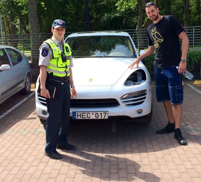 Facebook.com nuotr./Jonas Valančiūnas įsiamžino su policijos pareigūnu šalia savo be žibintų likusio „Porsche Cayenne“